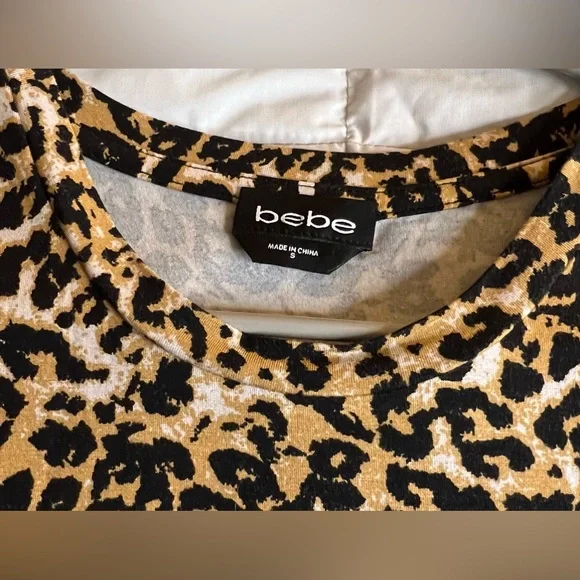 NWT Bebe fitted cut out shoulder crew neck top. Women’s S. Rhinestone design - Picture 4 of 7